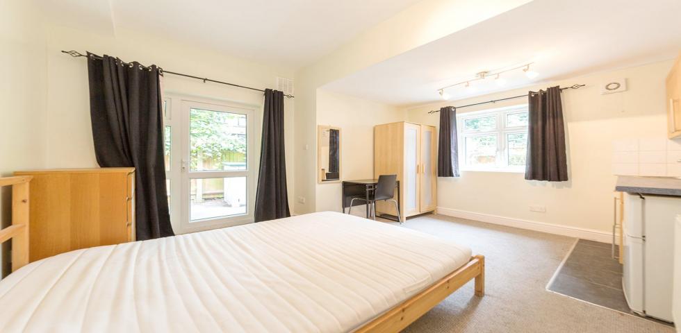 			PRIVATE GARDEN, 3 Bedroom, 1 bath, 1 reception Flat			 North End Road , GOLDERS GREEN